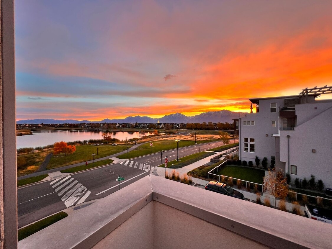 Primary Photo - Modern 2 Bedroom Townhome with Stunning La...