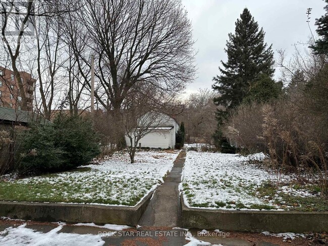 Building Photo - 220-220 Maplewood Ave