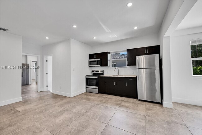 Foto del edificio - 21 NE 48th St