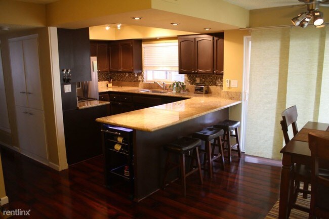 Building Photo - 2 br, 1 bath Condo - 1700 Westcliff Drive