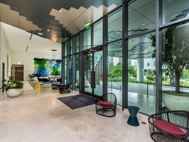 Foto del edificio - 650 NE 32nd St