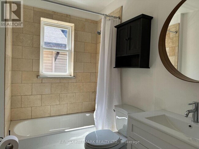 Photo du bâtiment - 124 Sandown Ave