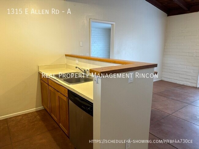 Building Photo - Location is EVERYTHING! COMMUNITY POOL TOO!