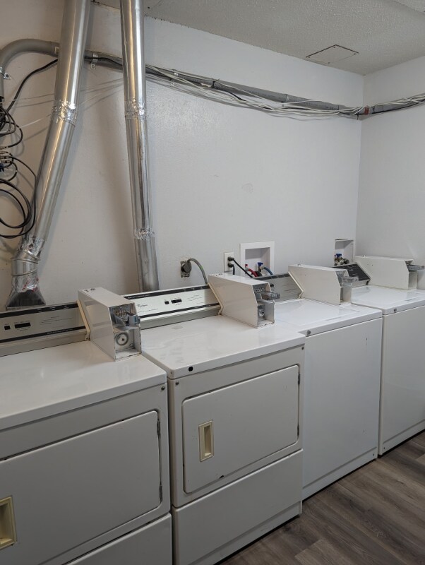 Foto del edificio - 300 Hopp Ave