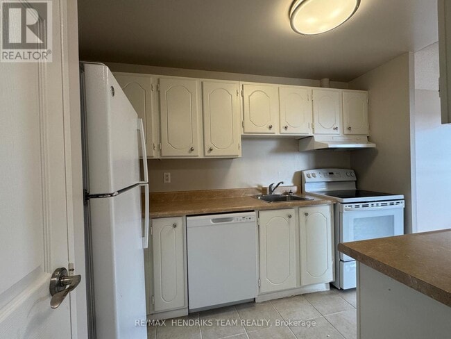 Building Photo - 610 Lake St