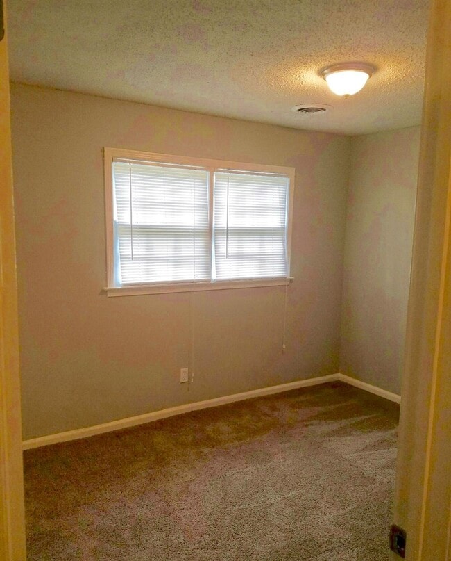 Building Photo - 4018 Strathmore Dr