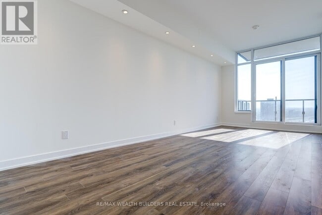 Photo du bâtiment - 1928 Lake Shore Blvd W