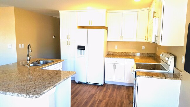 Fabulous kitchen - island with snack bar, granite Wood white shaker cabinets soft close dove tail - 12080 Moss Dr