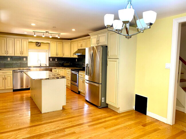 Foto del edificio - 23 Farmcrest Ave