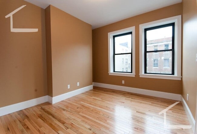 Building Photo - ROOM AVAILABLE in shared 5BR/2BA renovated apartment! No fee!