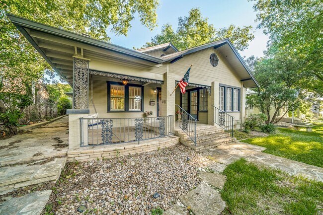 Building Photo - UPDATED 3-BEDROOM IN ALAMO HEIGHTS