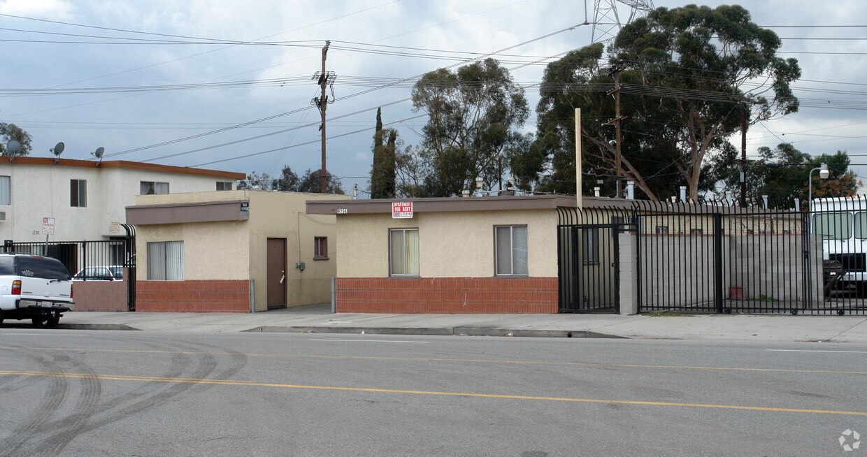 Foto del edificio - 8751 Lankershim Blvd