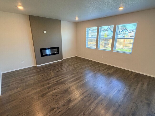 Building Photo - Four Bedroom Home in Newer Community at East Park Village