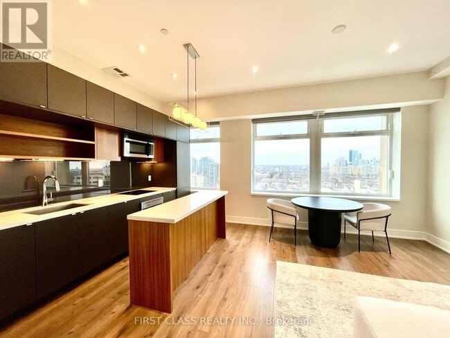 Photo du bâtiment - 111-1111 St Clair Ave W