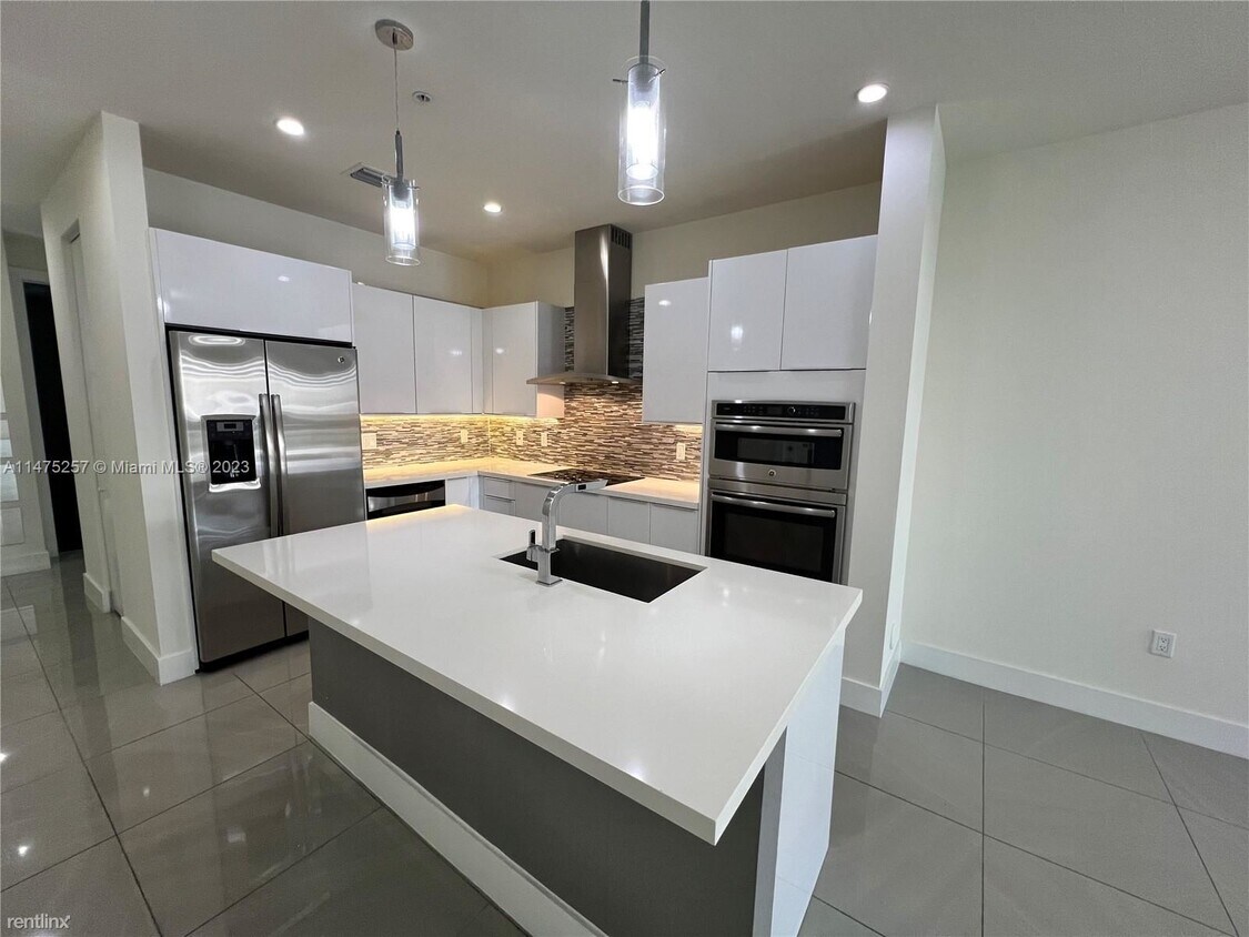 Foto principal - 3 br, 3 bath House - 10260 NW 63rd Ter Apt...