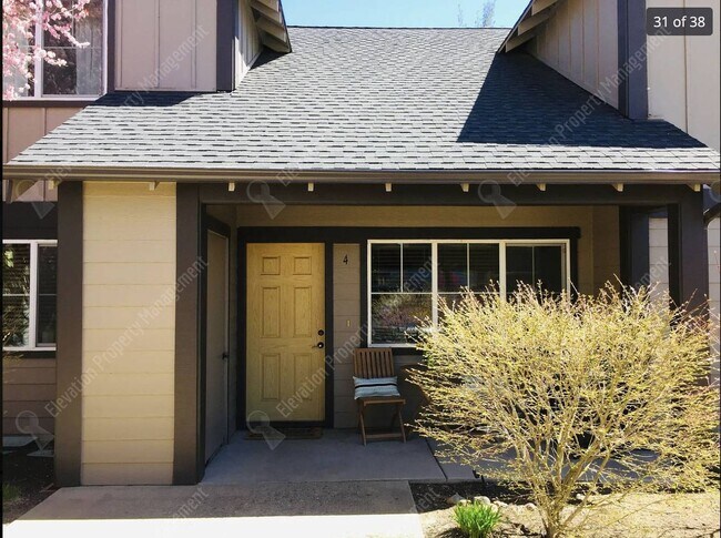 Building Photo - **AVAILABLE FOR SHOWINGS** Newly renovated...