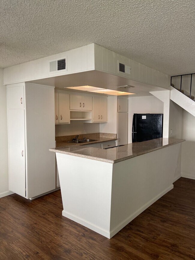 Building Photo - 4-Plex Centrally located - 2bdrm, 1 bath.