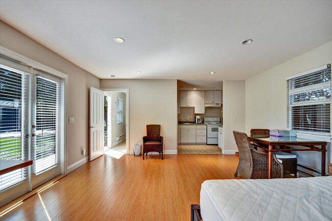 Building Photo - 1368 Oakhurst Ave