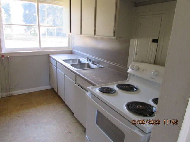 Building Photo - 2 Bedroom Quadplex
