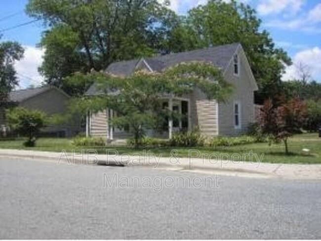 Building Photo - 401 Poplar St