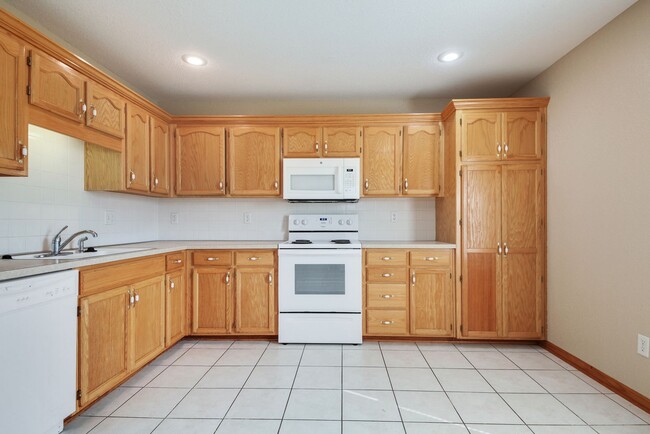 Foto del edificio - Large 3 Bdrm 2 Bath - Pleasant Hill