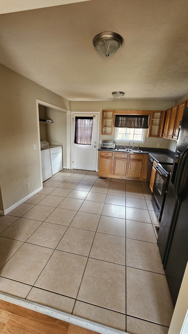 Building Photo - 111 Dixie Ct