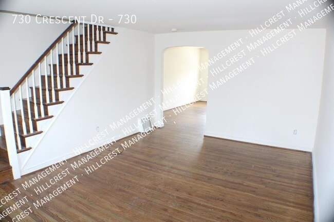 Building Photo - 730 Crescent Dr
