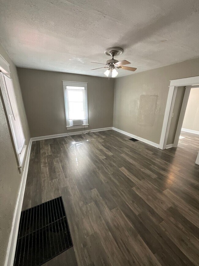 Building Photo - 422 E Cottage Grove Ave