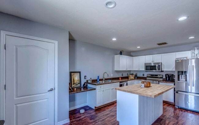 Foto del edificio - Modern & Move-In Ready 3BR/2BA on Vuelta Las Verdolagas