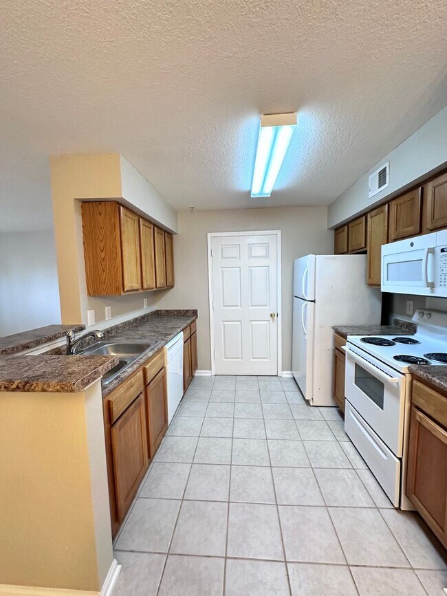 Foto del edificio - Recently Upgraded Spacious 1B/1B Condo nea...