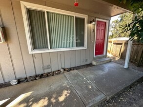 Building Photo - 514 NE Dallas Ct