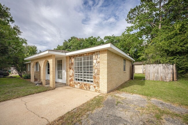 Building Photo - 2840 Gardendale Ave