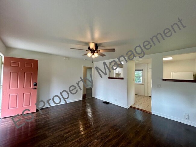 Building Photo - Charming, recently updated 2 bedroom, 1 bath!