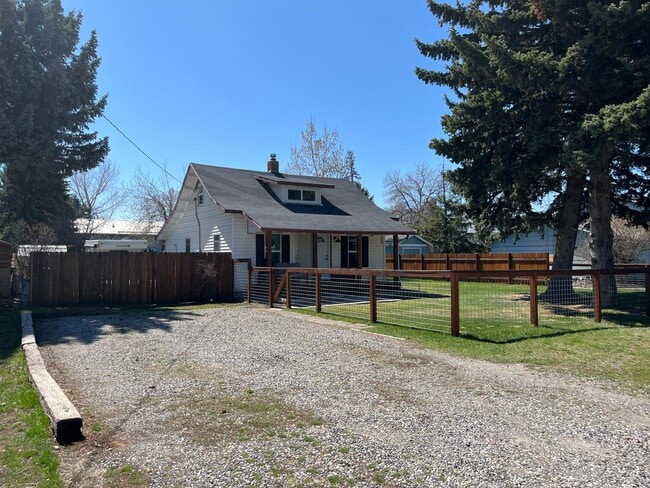 Building Photo - 202 E Rosebud Ave