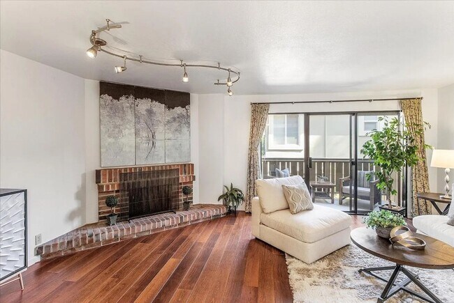 Foto del edificio - Bright Campbell Condo with Vaulted Ceilings & Private Balconies