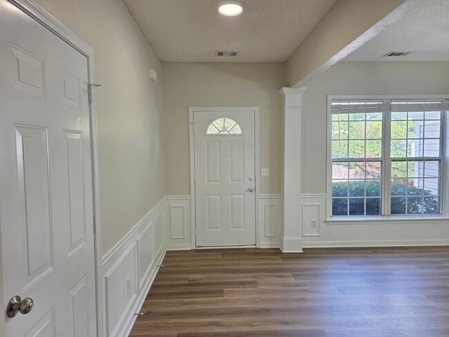 Foto del edificio - Updated 3 bed 2.5 bath Townhome located in...