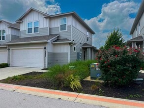Building Photo - 1718 Roseburg Dr