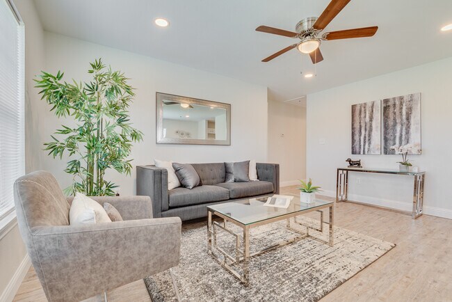 Foto del edificio - 380 Railroad Ave