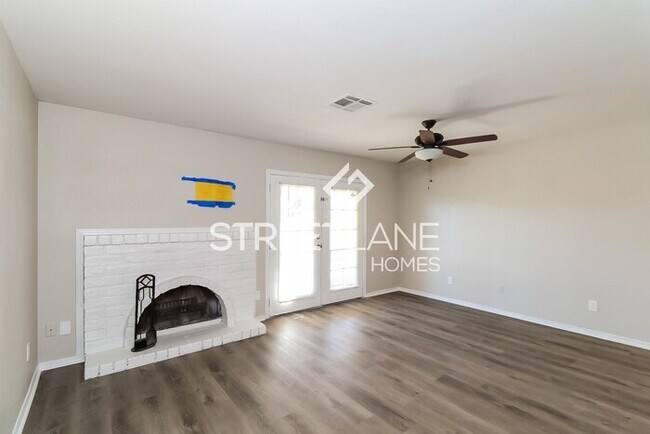 Building Photo - REDUCED-3 bedroom POOL home in Peoria!