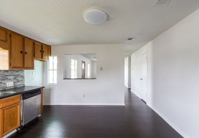 Building Photo - 629 13th Ave N