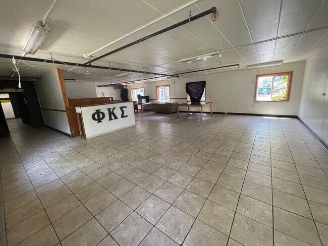 Building Photo - 924 Greenbrier Rd