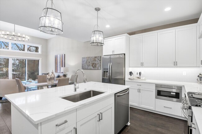 Custom Cabinets/Quartz - 3523 Bay Harbor Dr