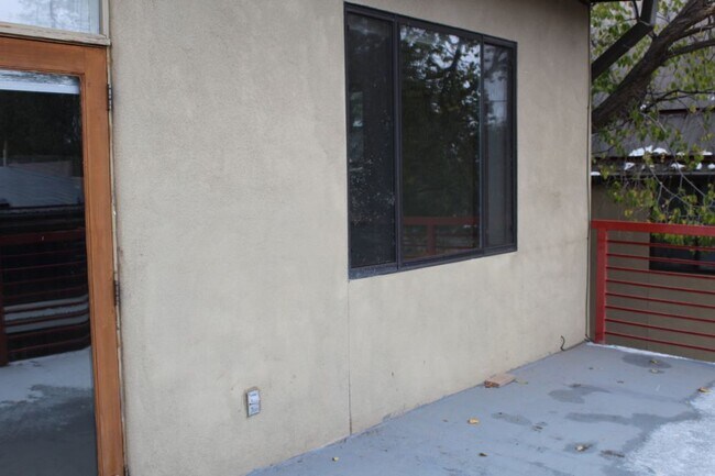 Building Photo - 901 W San Mateo Suite T