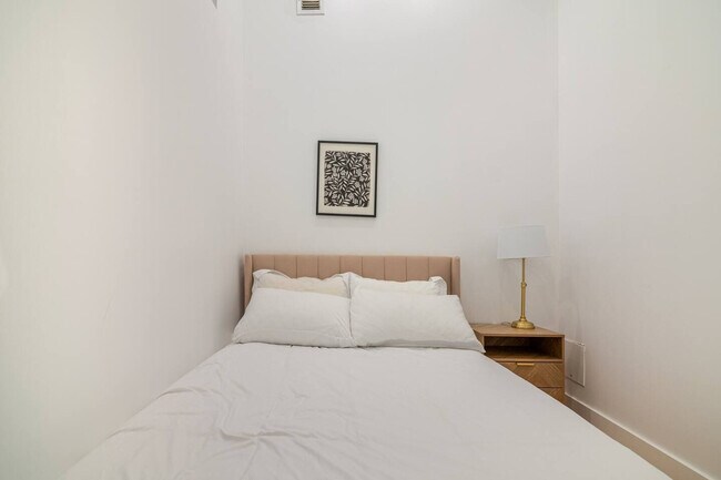 Building Photo - 19 St Marks Pl