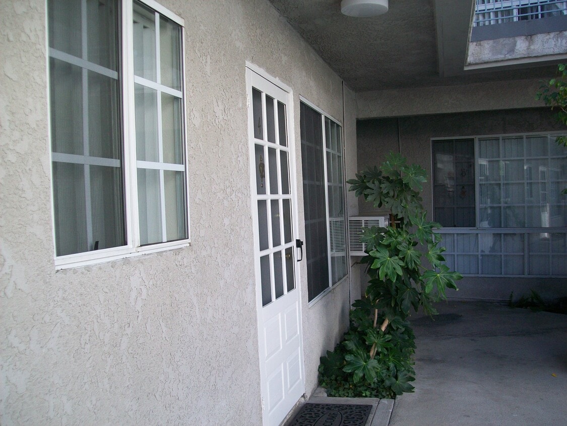 Villa #4 Exterior - 16841 Kingsbury St
