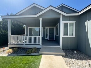 Building Photo - 638 Canary Cir