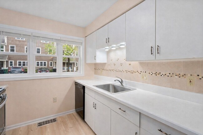 Building Photo - 6 Locust Ln