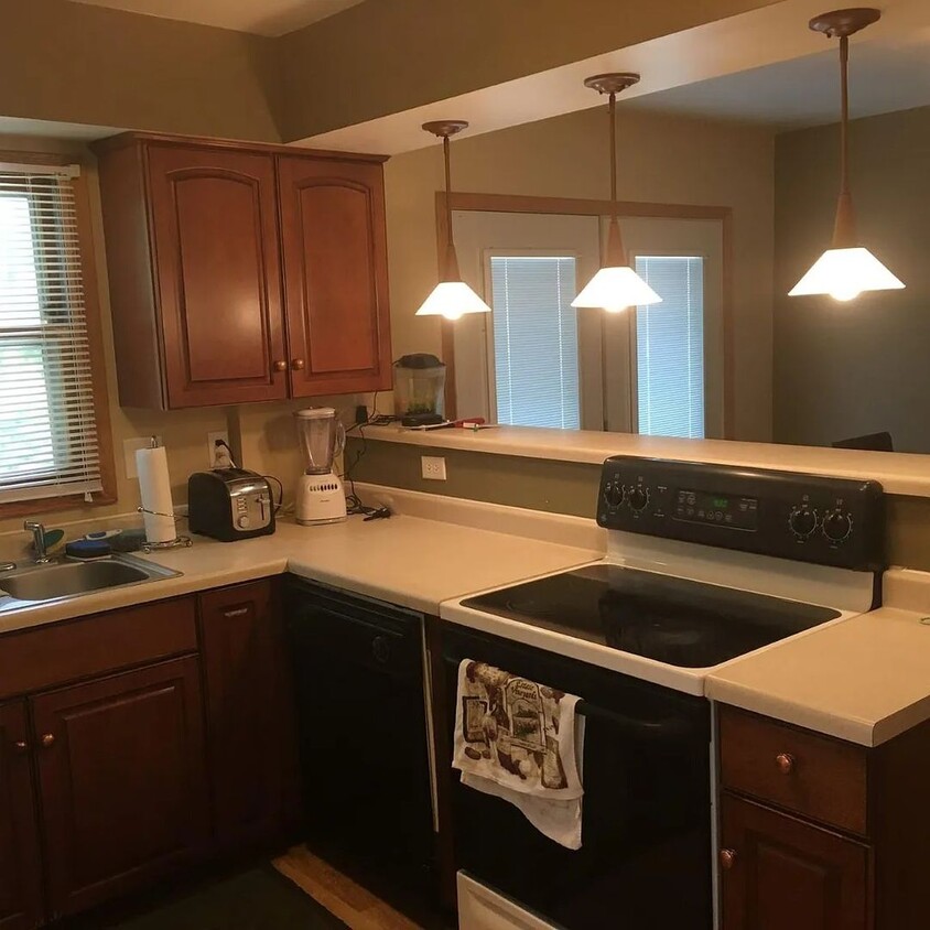 Primary Photo - Awesome 3 BR/1 BA End-Unit Townhome in Min...