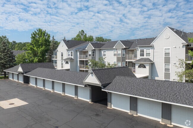 Garaje cerrado incluido - Churchill Place Apartments