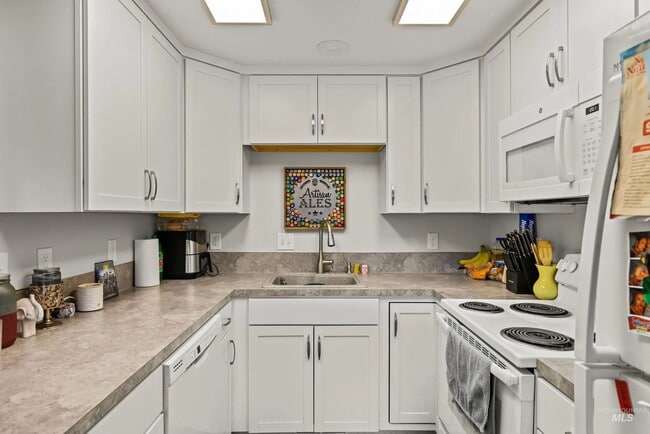 Building Photo - Completely Remodeled 2 bedroom Duplex with...